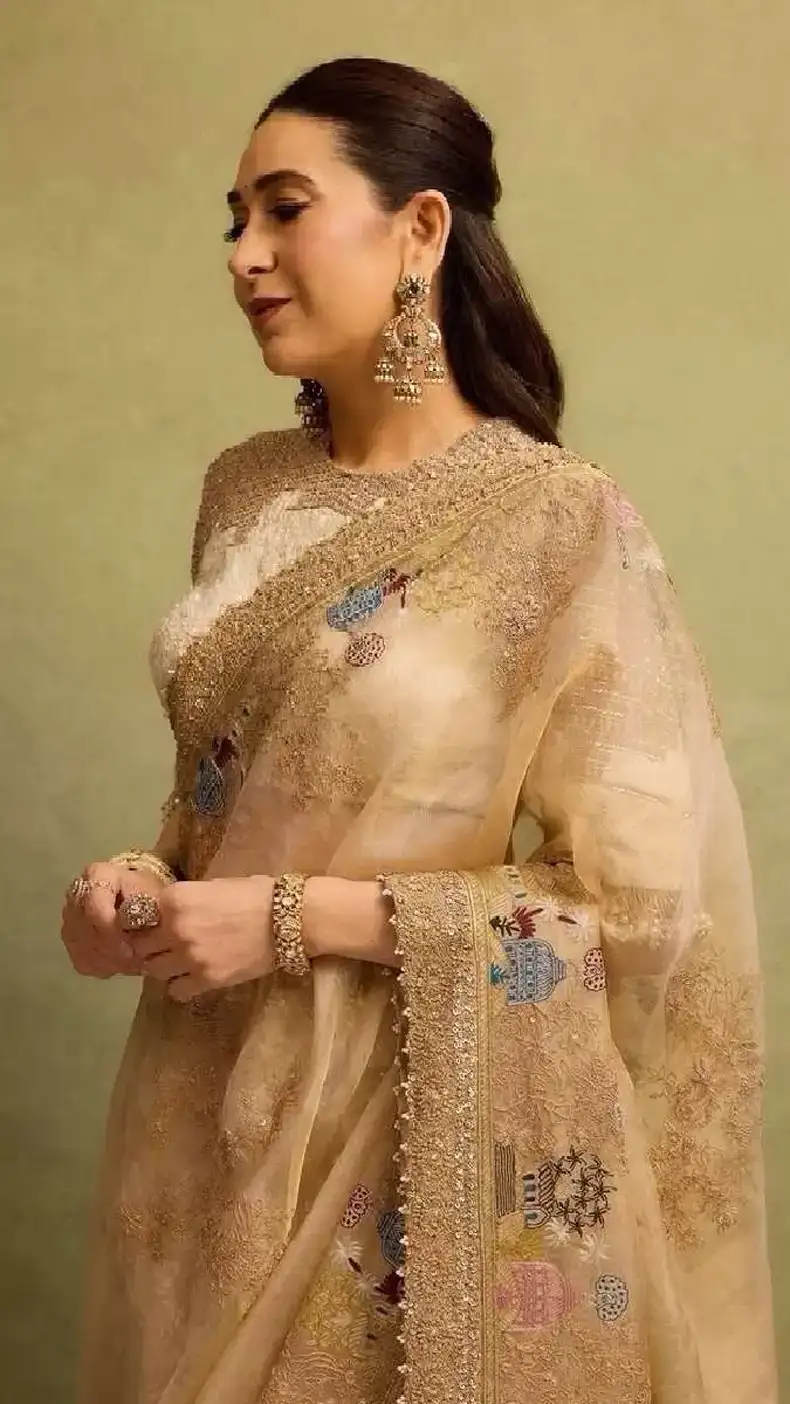 Karisma Kapoor: Spreads the magic of beauty even at the age of 52