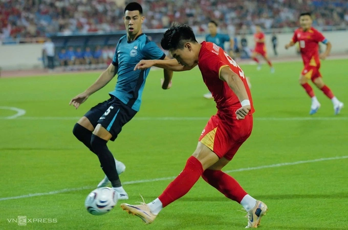 Nguyen Dinh Bac takes a shot in Vietnams 0-0 draw with Singapore at the 2026 ASEAN Cup in My Dinh Stadium, Hanoi, July 31, 2026. Photo by Read/Ngoc Thanh