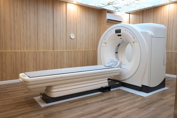 The AI-assisted full-body screening machine CT Fujifilm Scenaria at the medical center. Photo courtesy of Nura