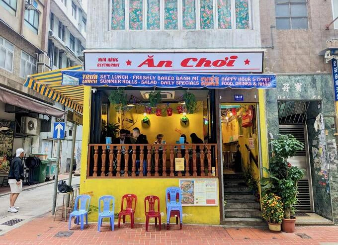 Cách bài trí giản đơn nhưng giàu bản sắc cũng là một phần trong những nỗ lực của chủ quán nhằm tái hiện trọn vẹn trải nghiệm ẩm thực Việt, từ hương vị đến không gian. Ảnh: Instagram/ ankat_eats