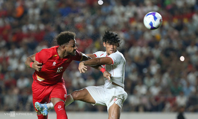 Nguyen Xuan Sons header went wide of the post in the friendly match between Vietnam and Myanmar at Thai Nguyen Stadium on July 18, 2026. Photo by Read/Luong Hieu