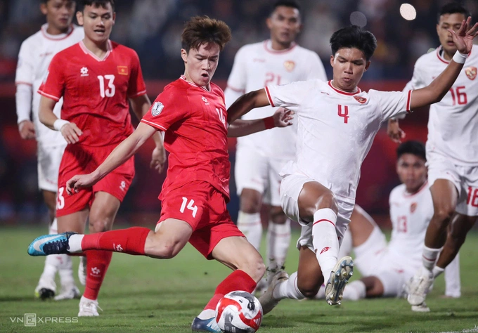 Midfielder Nguyen Hoang Duc (number 14) takes a shot during Vietnams 1-0 victory over Indonesia in the ASEAN Cup group stage match at Viet Tri Stadium, Phu Tho, on Dec. 15, 2024. Photo by Read/Lam Thoa