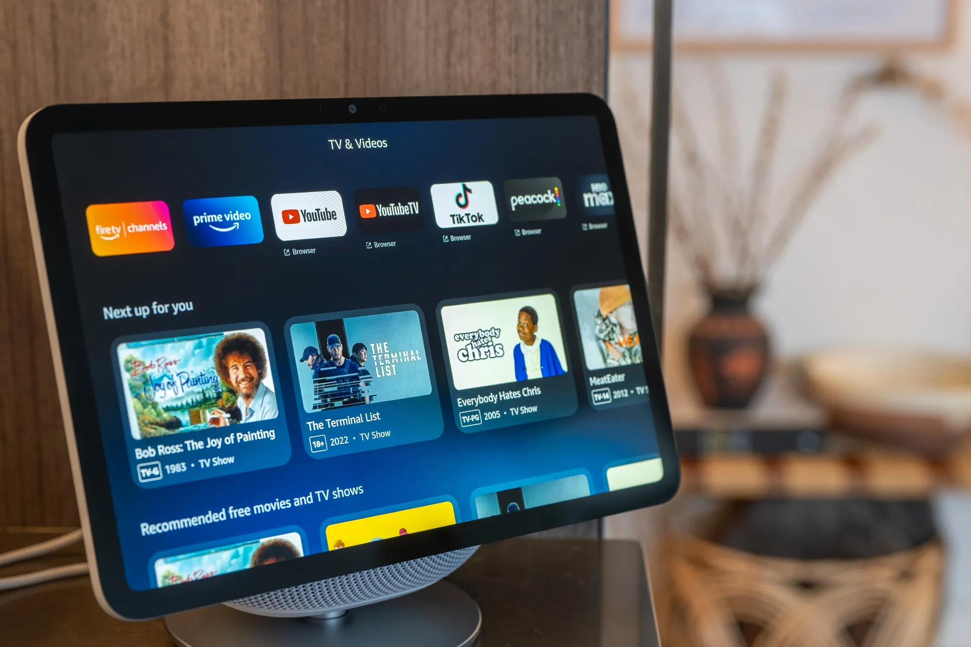 Apple Subscriptions; MacBook Air Shortages; Apple to Make Glasses Health Device - Bloomberg