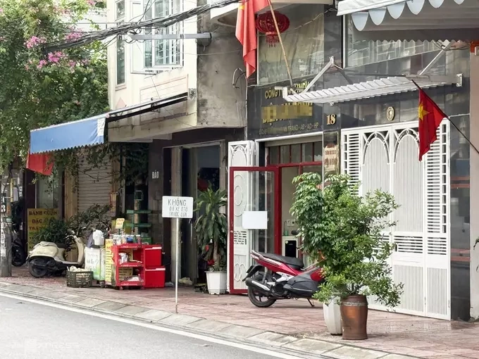 Households along An Trang Street in An Hai ward (Hai Phong) placed potted plants and warning signs on the sidewalk in early July to block cars from parking in front of their doors. Photo by Quynh Nguyen.