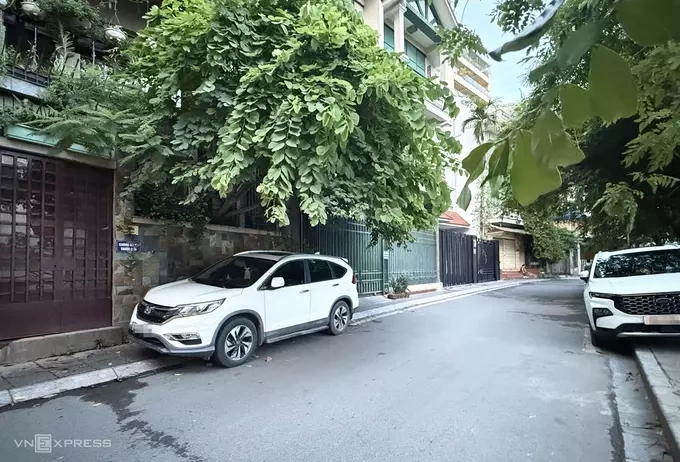 Residents on Yen Hoa Street in Hanois Tay Ho District hung signs prohibiting cars from blocking their gateways on July 15. Photo by Quynh Nguyen.
