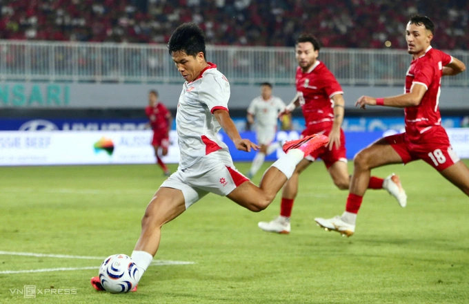 Nguyen Van Vi scores the opening goal against Indonesia at Pakansari Stadium, Bogor, Indonesia, on Aug. 3, 2026. Photo by Read/Duc Dong