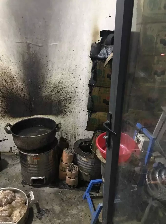 A fire caused by a resident burning honeycomb charcoal to cook pate at a luxury apartment complex in Phu Dien Ward, Hanoi, in 2019. Photo by T.L