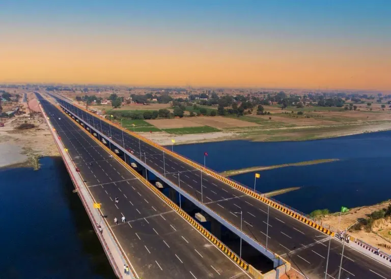 uttar pradesh expressway.jpg uttar pradesh expressway.jpg