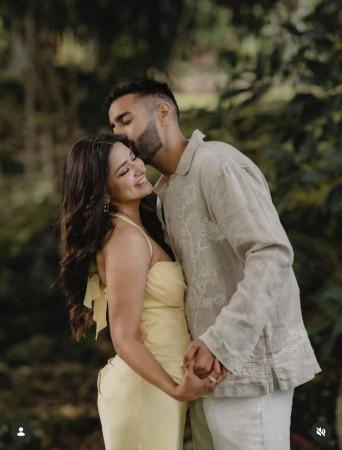 BB fame Jiya Shankar gets engaged to boyfriend Kaaran Dhanak; flaunts diamond ring, cries during dreamy proposal