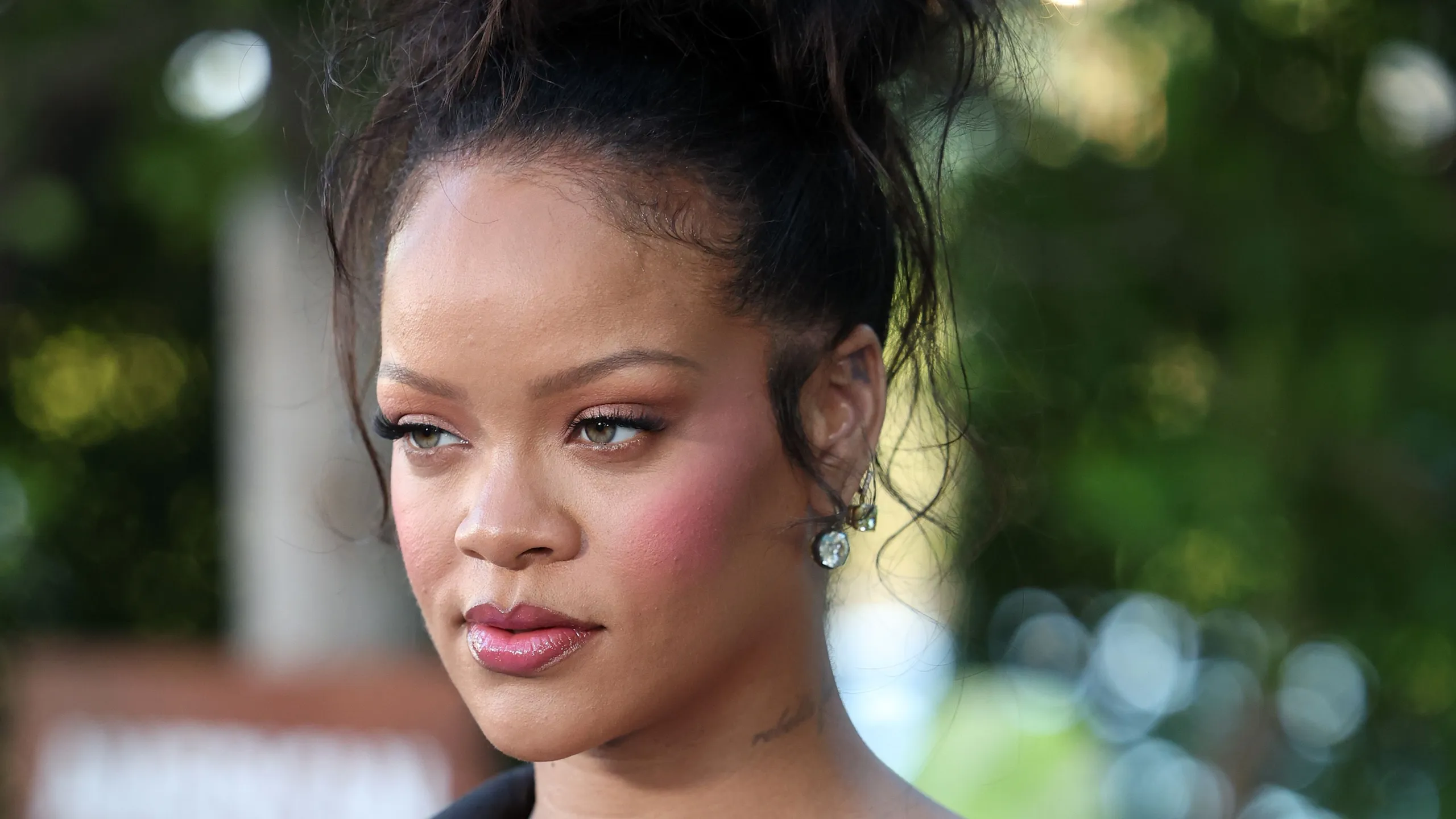 Rihanna Just Reinvented the Y2K Zig-Zag Part — See Photos | Allure