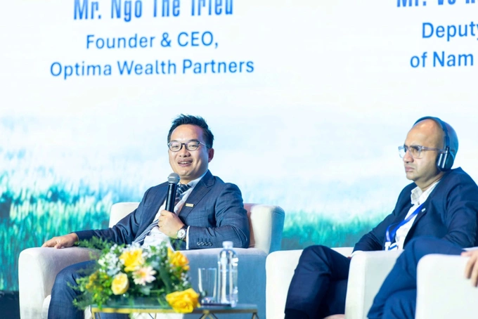 Vo Hoang Hai (L), Deputy CEO of Nam A Bank, participating in the discussion session Structuring green projects into eligible investment products to attract capital flows. Photo courtesy of the bank