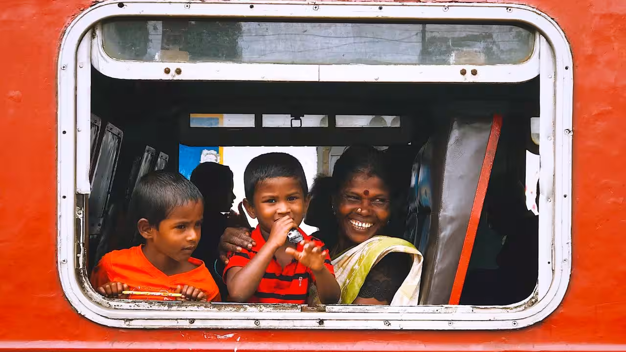 Happy travellers (Canva) Happy travellers