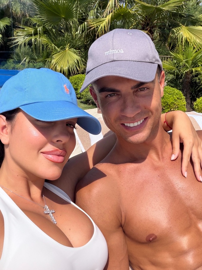 Cristiano Ronaldo and Georgina Rodriguez during a vacation. Photo by Instagram/@georginagio