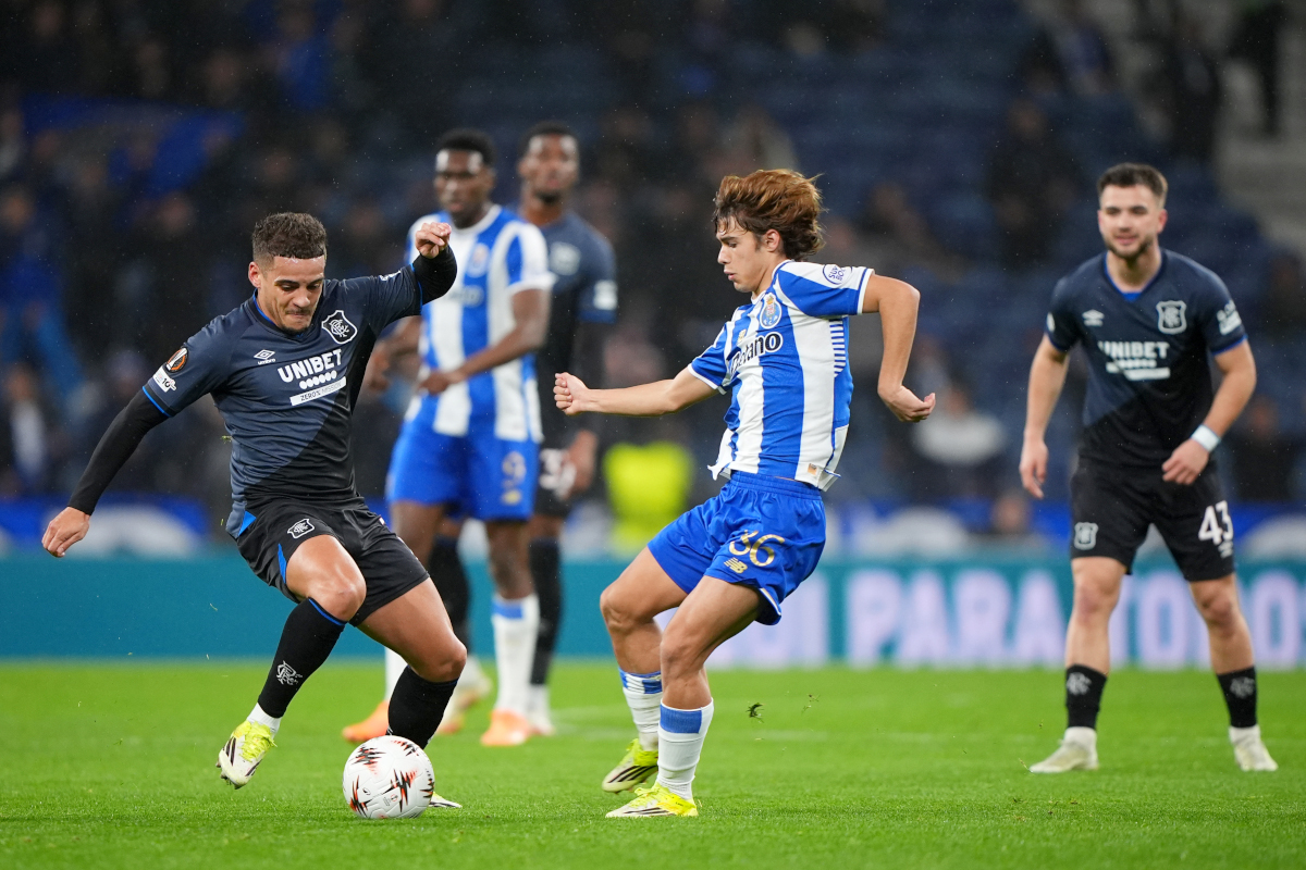 PORTO, PORTUGAL - JANUARY 29: Max Aarons of Rangers passes the ball whilst under pressure from Rodrigo Mora of FC Porto during the UEFA Europa League 2025/26 League Phase MD8 match between FC Porto and Rangers FC at Estadio do Dragao on January 29, 2026 in Porto, Portugal. (Photo by Jose Manuel Alvarez Rey / Getty Images) (Rome links)