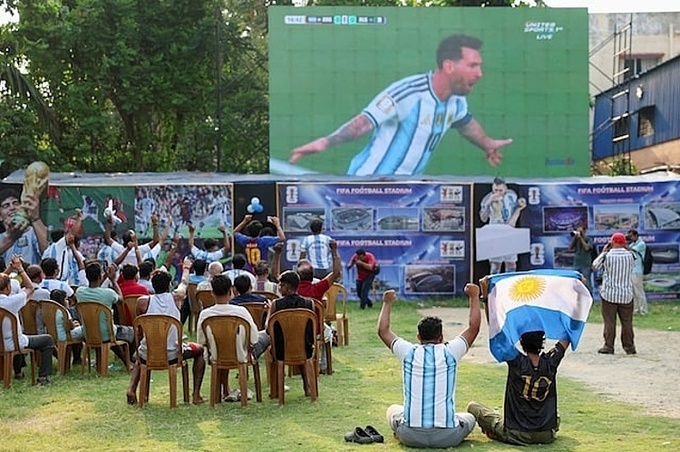 Local fans watch the Argentina-Algeria match in Group J of the 2026 World Cup on a screen in Kolkata, India, on June 17, 2026. Photo by Reuters