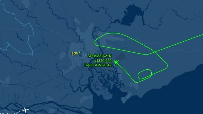 Flying kites with flashing lights prevented a series of planes from taking off and landing at Tan Son Nhat