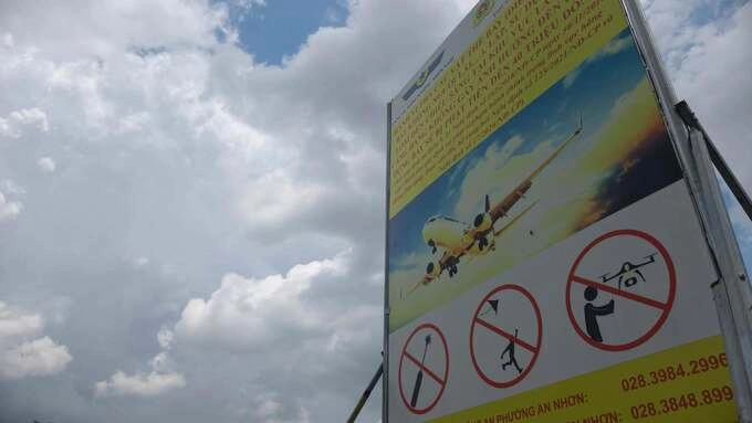 An Nhon Ward posted signs warning people not to shine laser lights, fly kites, or use UAVs near the airport's landing strip along Tham Luong canal. Photo: Dinh Van