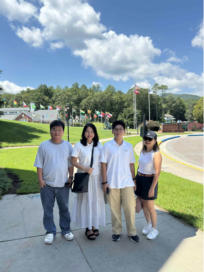 Duy Anh (2nd, R) with family at Rabun Gap-Nacoochee School in the US. Photo courtesy of him