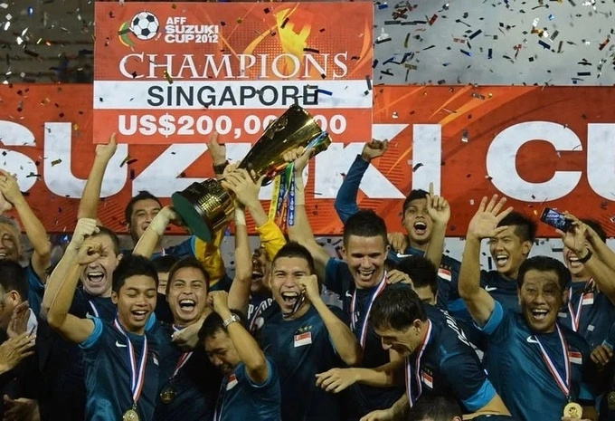 Singapore lifted the trophy after defeating Thailand 3-2 on aggregate in the second leg of the 2012 AFF Cup (now ASEAN Cup) final at the Suphachalasai Stadium in Bangkok, on Dec. 22, 2012. Photo by AFP