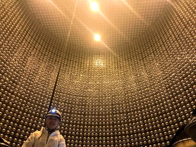 Dr. Cao Van Son at the Super-Kamionkande neutrino monitoring station located at a depth of 1,000 meters underground. Photo: NVCC
