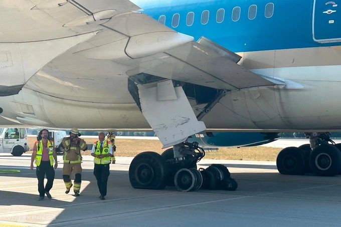 The tires of a Boeing 787-9 aircraft used for Vietnam Airlines flight VN34 are damaged after it landed at Munich airport on Aug. 15, 2026. Photo by Nguyen Ninh