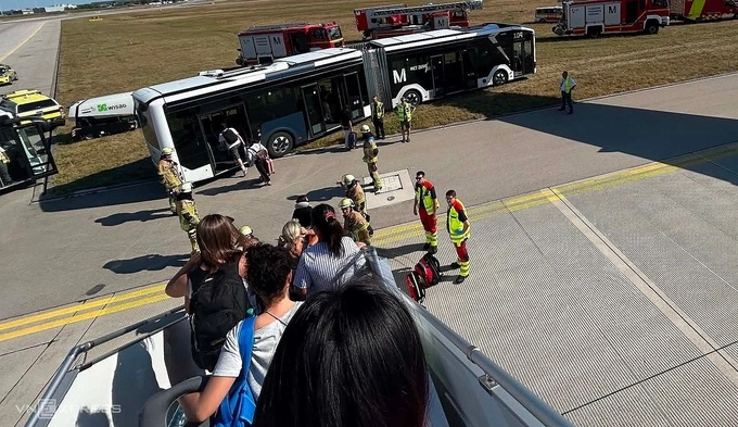 Passengers leave Vietnam Airlines flight VN34 after the aircraft landed in Munich airport, Aug. 15, 2026. Photo by Nguyen Ninh