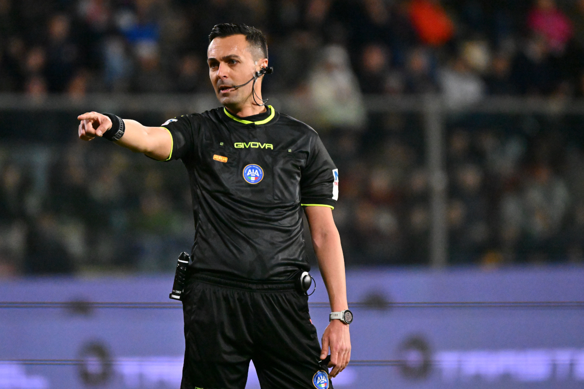 CREMONA, ITALY - MARCH 16: Referee Marco Di Bello reacts during the Serie A match between US Cremonese and ACF Fiorentina at Stadio Giovanni Zini on March 16, 2026 in Cremona, Italy. (Photo by Marco M. Mantovani/Getty Images)