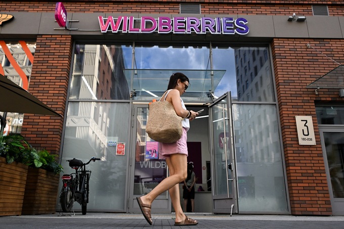 A pedestrian walks past a pick-up point of Russian e-commerce firm Wildberries in Moscow on Aug. 5, 2026. Photo by AFP