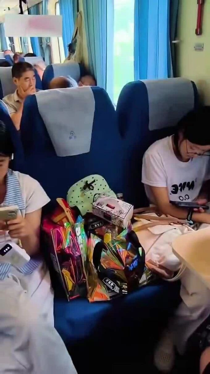 Controversy over not giving up seats even though there were extra seats on a Chinese train