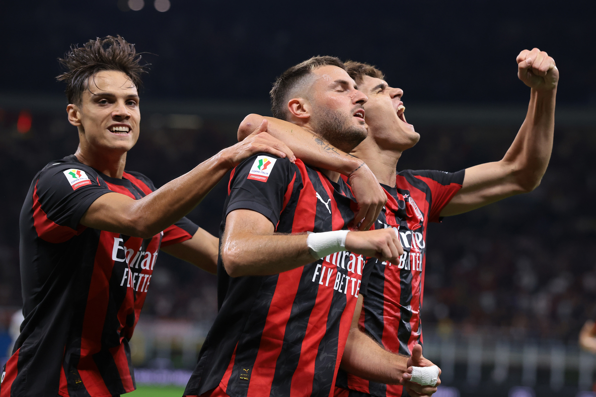 MILAN, ITALY - SEPTEMBER 23: Santiago Gimenez of AC Milan celebrates with team mates Davide Bartesaghi and Samuele Ricci after scoring to give the side a 1-0 lead during the Coppa Italia Frecciarossa Round of 16 match between AC Milan and US Lecce at Giuseppe Meazza Stadium on September 23, 2025 in Milan, Italy. (Photo by Jonathan Moscrop/Getty Images)