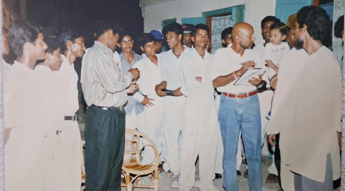 Kirmani interacts with fans and aspiring cricketers in Althaf’s presence. Kirmani interacts with fans and aspiring cricketers in Althaf’s presence.