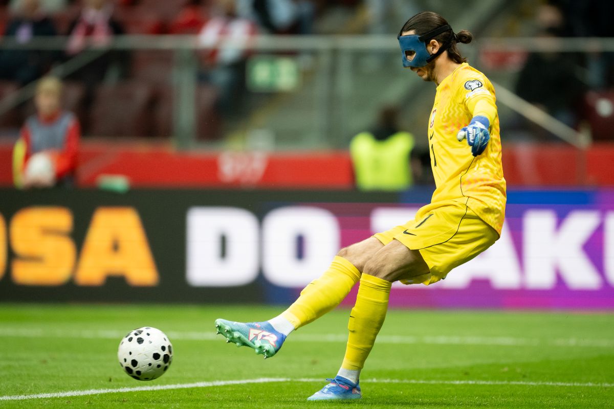 WARSAW, POLAND - MARCH 26: Kamil Grabara of Poland controls the ball during the FIFA World Cup 2026 European Qualifiers KO play-offs match between Poland and Albania at PGE Narodowy on March 26, 2026 in Warsaw, Poland. (Photo by Mateusz Slodkowski/Getty Images)