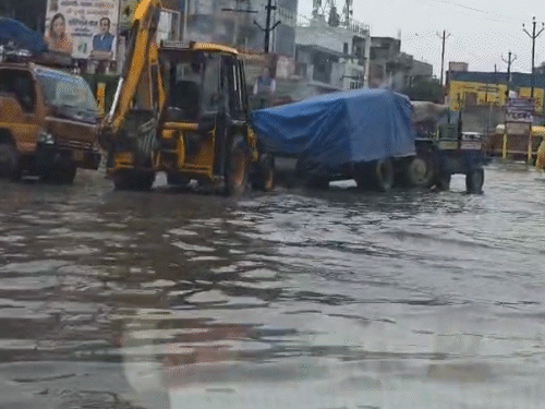 Rain water filled the roads in Ghaziabad. Many vehicles stopped. The tractor-trolley was taken out with the help of JCB.