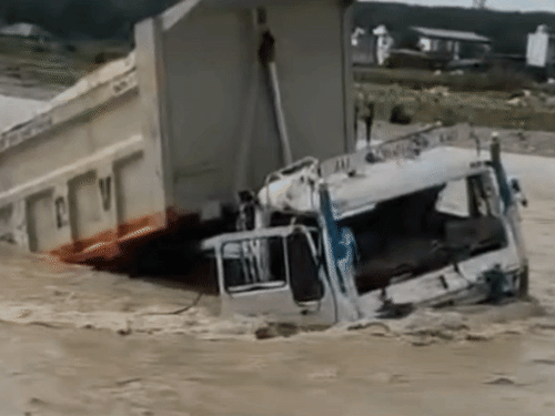 A dumper got stuck in the flood in Tons river in Dehradun, Uttarakhand. The driver and other people came out in time.