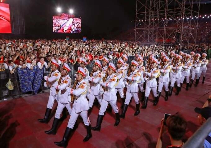 Soldiers headed to the stage to prepare for the flag raising ceremony and singing of the National Anthem. Photo: Ly Vo Phu Hung