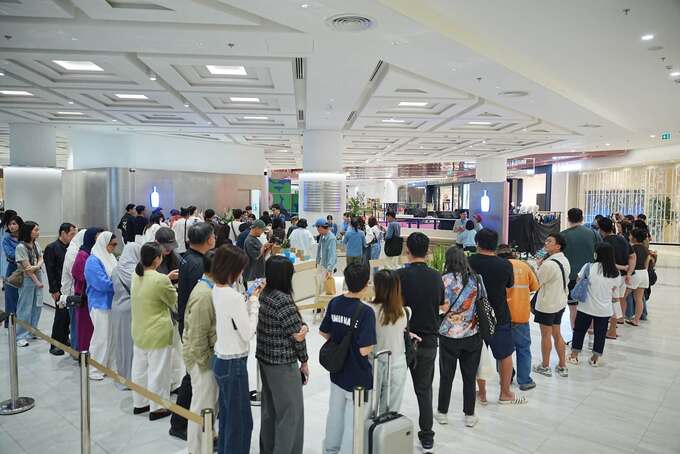Customers seen at the opening of Blue Bottle Central Park store in Bangkok, Thailand, August 2026. Photo via Facebook/Central Pattana
