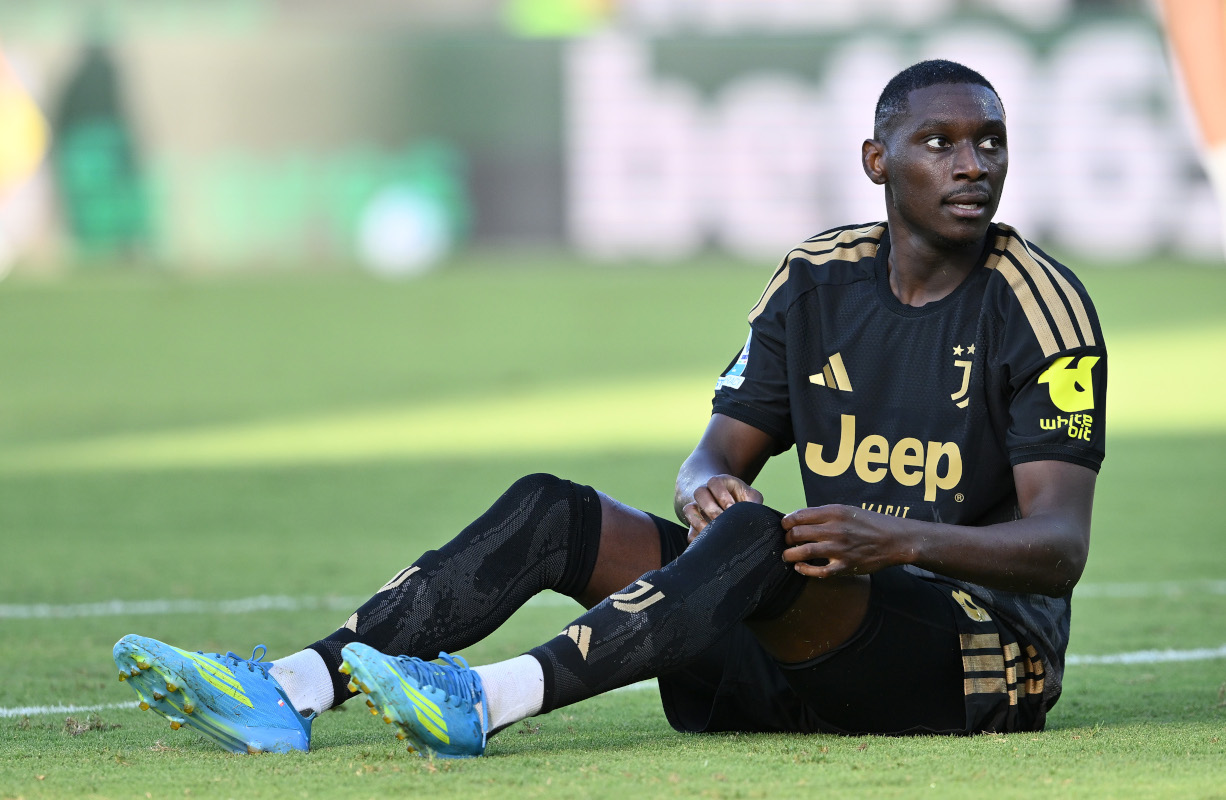 FROSINONE, ITALY - AUGUST 23: Randal Kolo Muani of FC Juventus looks dejected during the Serie A match between Frosinone Calcio and Juventus at Stadio Benito Stirpe on August 23, 2026 in Frosinone, Italy. (Photo by Giuseppe Bellini/Getty Images)