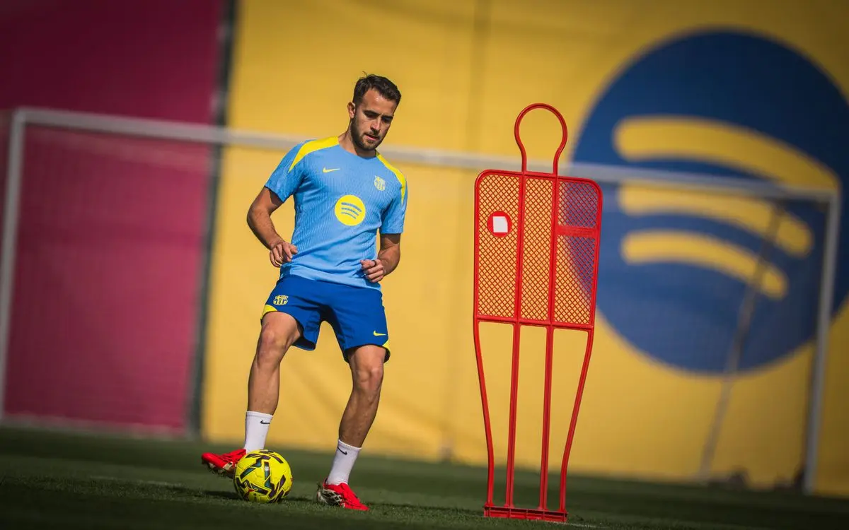 Eric Garcia in a blue FC Barcelona training kit practicing with a ball and red training mannequin