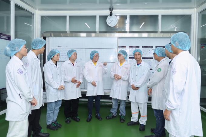 Bang Kim Ngan (C), Plant Director of Mondelez Kinh Do in Ho Chi Minh City, speaking with the employees at the factory. Photo courtesy of the company