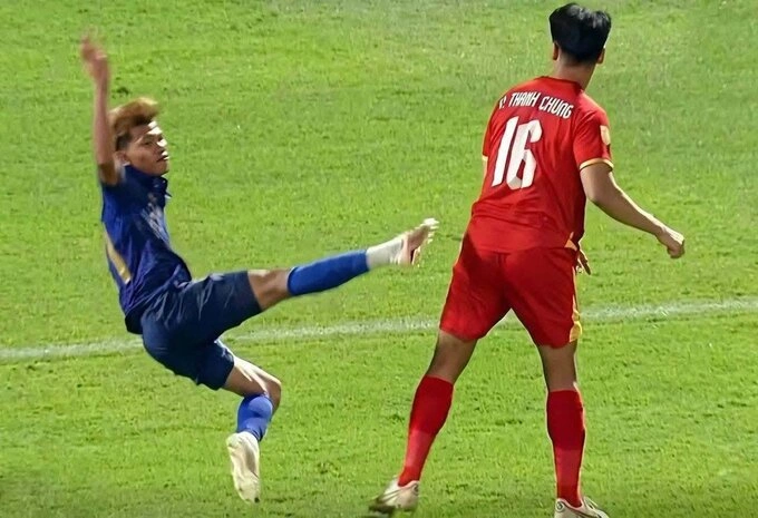 A screenshot of Chaiyaphon Otto (L) getting thrown off balance in a contest with Nguyen Thanh Chung during the first leg of the ASEAN Cup final on Aug. 22, 2026.