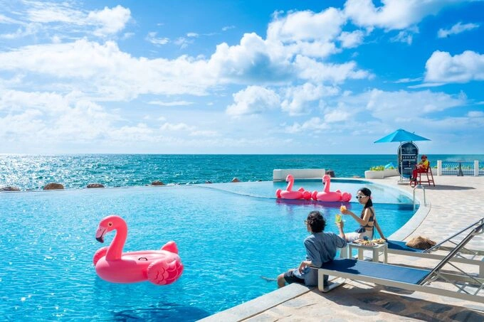 Oceanfront relaxation meets entertainment at Santo Beach Clubs infinity pools on Hon Thom Island. Photo courtesy of Sun Group