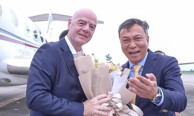 FIFA President Gianni Infantino is greeted by the VFF President Tran Quoc Tuan at Noi Bai airport in Hanoi, Aug. 26, 2026. Photo by VFF