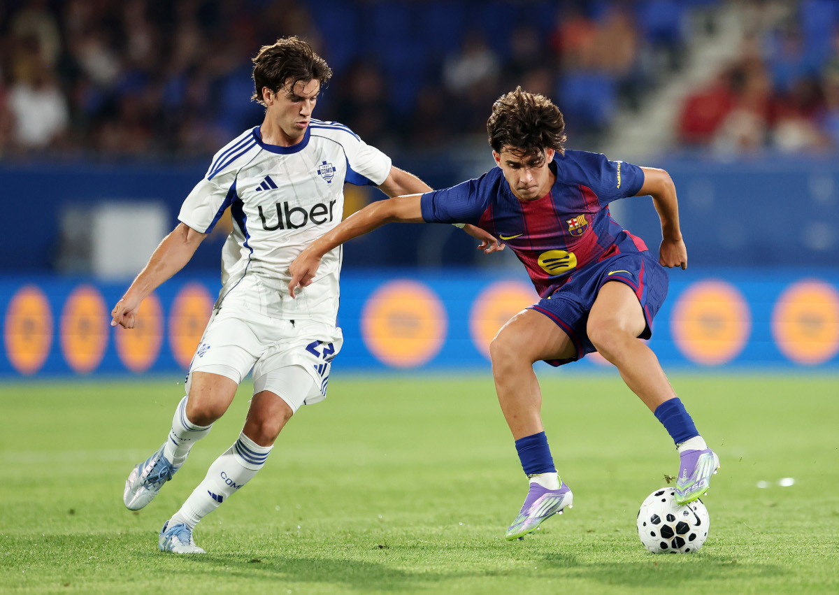 BARCELONA, SPAIN - AUGUST 10: Toni Fernandez of FC Barcelona is challenged by Maximo Perrone of Como1907 during the Joan Gamper Trophy match between FC Barcelona and Como1907 at Estadi Johan Cruyff on August 10, 2025 in Barcelona, Spain. (Photo by Judit Cartiel/Getty Images)