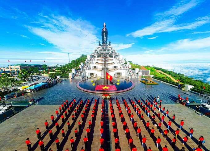 Sun World Ba Den Mountain combines mountain landscapes with cultural and spiritual attractions. Photo courtesy of Sun Group