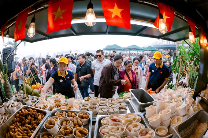 The Ba Den Leaf Market recreates a local tradition in which leaves serve as currency for food exchanges. Photo courtesy of Sun Group