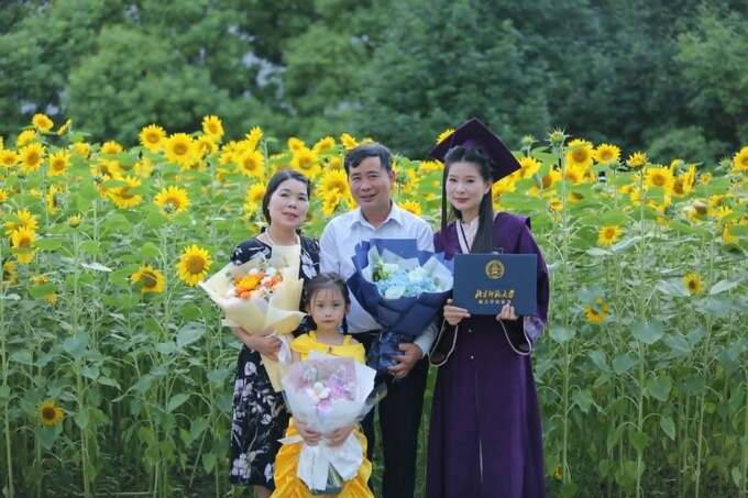 Hong Nhung and her family at the master's graduation ceremony at Beijing Normal University. Photo: Provided by the character