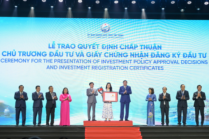An IMG Long An representative receives the investment policy approval decision for Tan Lan 3 Industrial Park. Photo courtesy of the company