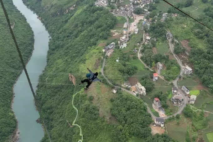 Tourist bungee jumped from Huajiang Bridge on May 29, 2026. Photo by AP/ Ng Han Guan.