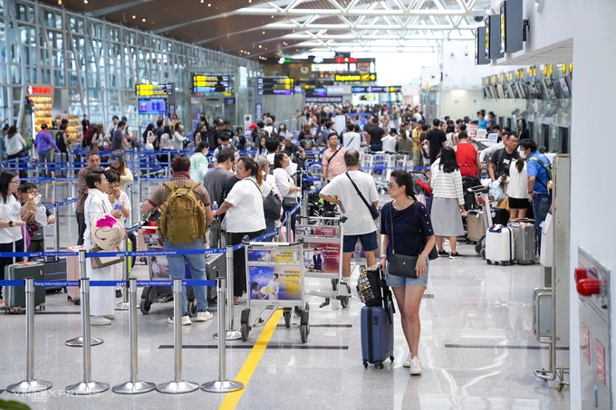 Passengers at Da Nang International Airport in early April 2025. Photo by VnExpress/Nguyen Dong