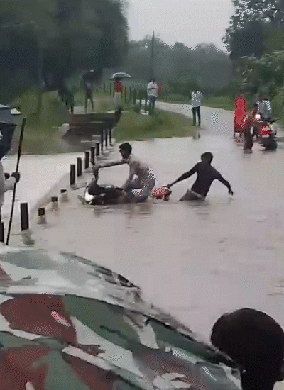 The bridge built on the promenade in Lalitpur, UP got submerged in rain water. A bike was washed away in the strong current.